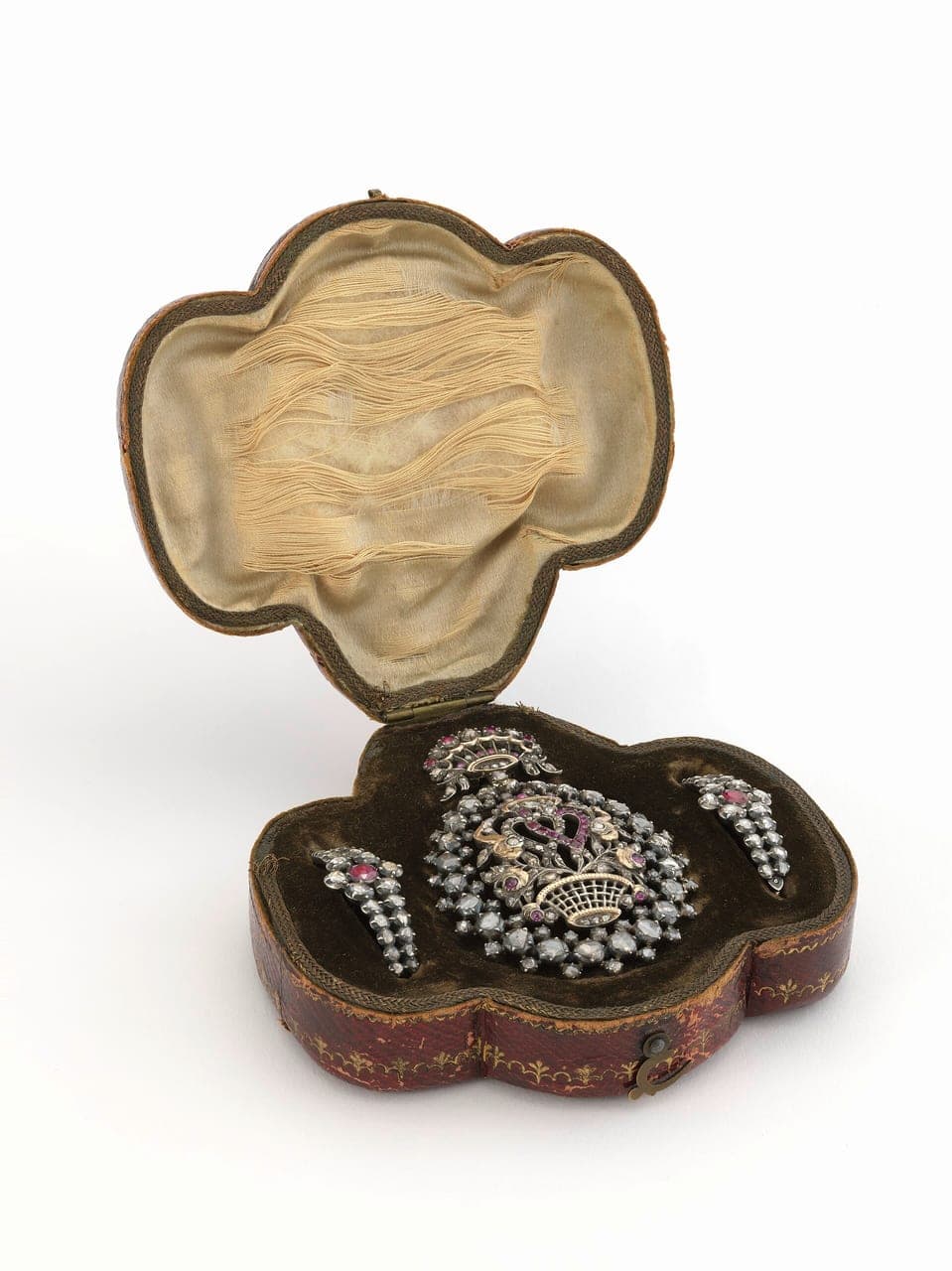 Antique diamond demi-parure (pendant and earrings) in its presentation case, from the DIVA (Antwerp Diamond & Silver Museum) collection